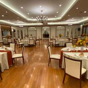 披露宴会場も十分な広さがあり、ゲスト同士の間も空間が確保されていて良いなと思いました。