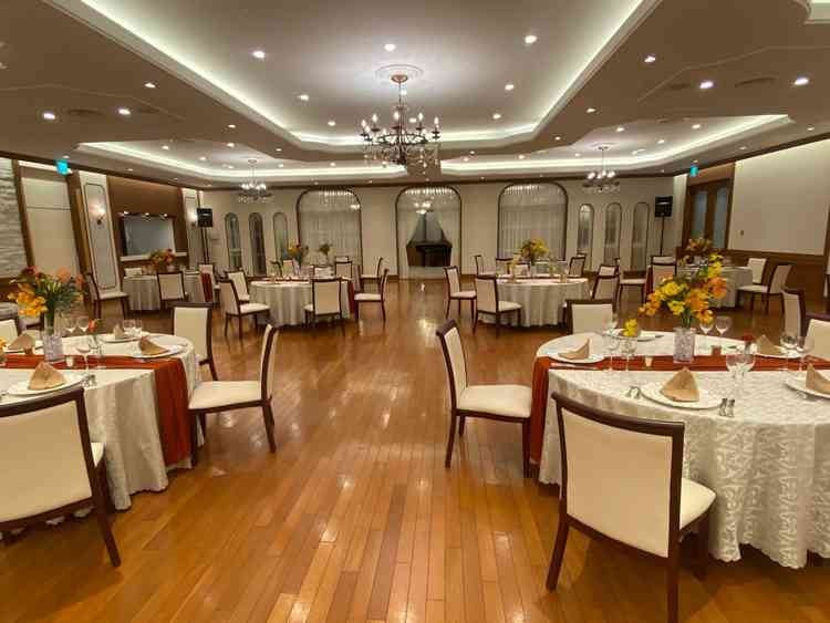 披露宴会場も十分な広さがあり、ゲスト同士の間も空間が確保されていて良いなと思いました。