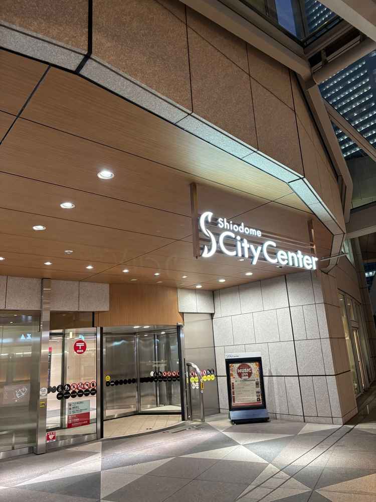 汐留の高層ビルにあり、スタイリッシュで都会的。