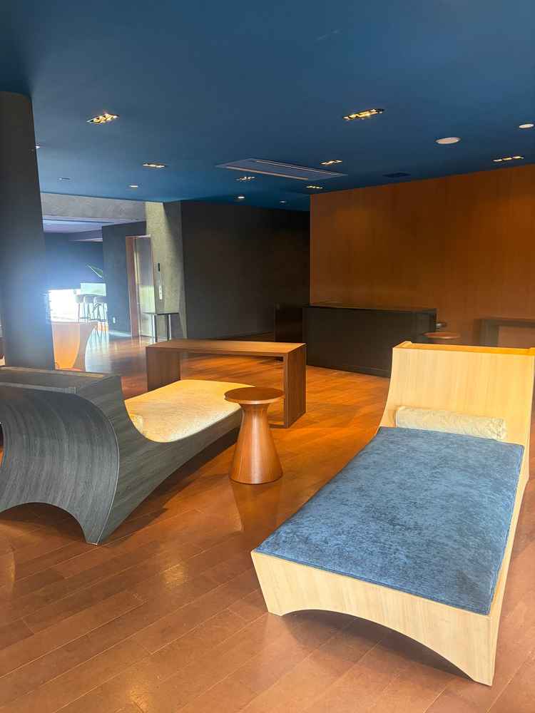 待合室の写真です。非常に広々としていて、ゆったり過ごせそうな印象です。