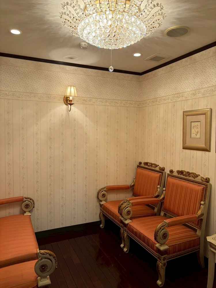 新郎新婦の控室の写真。本番前の10分ほどの時間を緊張しつつも落ち着いて過ごせそうだと思いました。