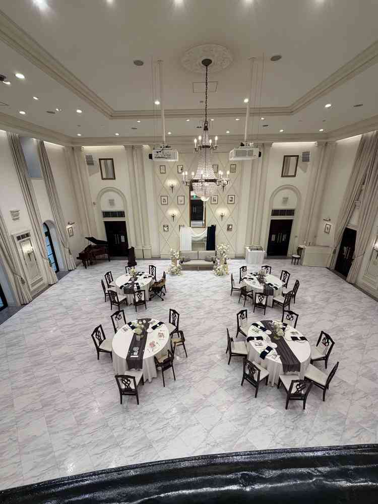 披露宴会場の写真。天高が高く開放感があり、希望する100名のゲストにぴったりの広さでした。