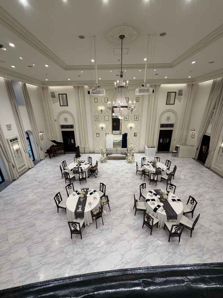 披露宴会場の写真。天高が高く開放感があり、希望する100名のゲストにぴったりの広さでした。