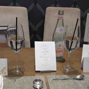 試食で出てきたお水。海外のものらしく瓶も可愛かった。切り取っているが席次表も手作りで可愛かった。