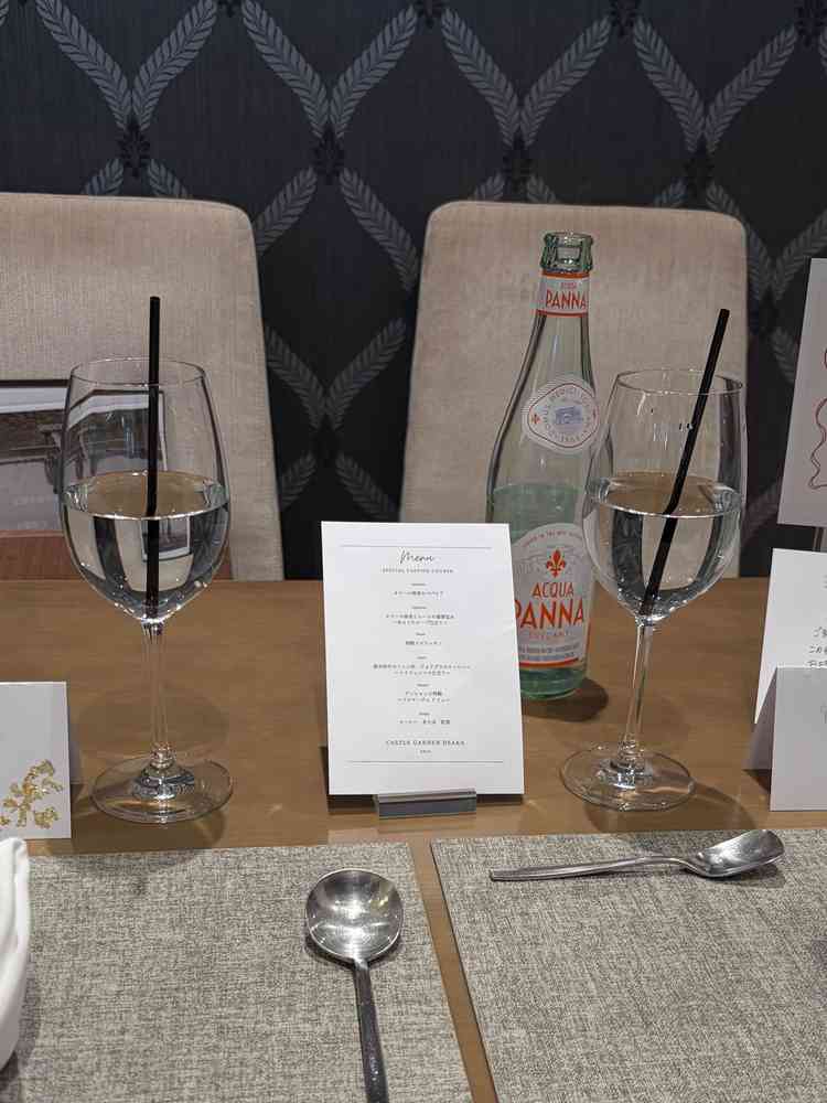 試食で出てきたお水。海外のものらしく瓶も可愛かった。切り取っているが席次表も手作りで可愛かった。