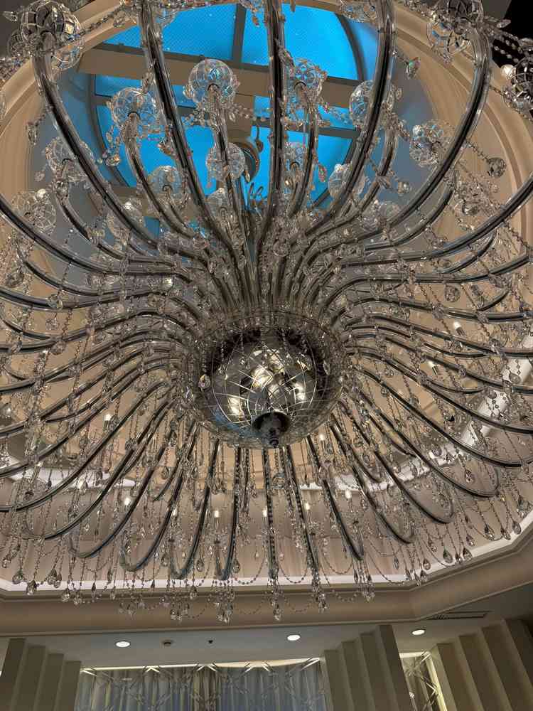 チャペルのシャンデリア