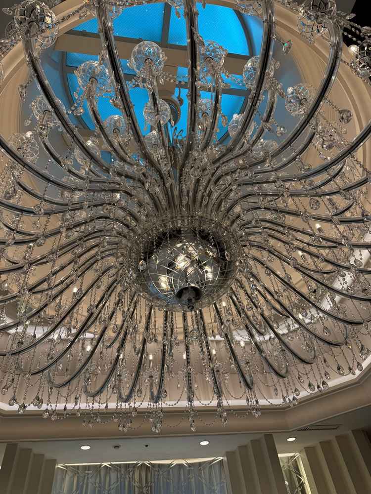 チャペルのシャンデリア