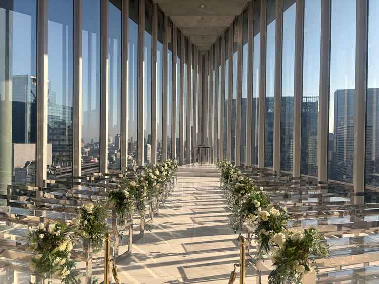 挙式会場の写真。高い場所にあり、ガラス張りで景色を楽しめる。