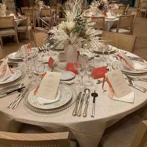 ナチュラル系披露宴会場のテーブルコーディネート。