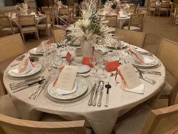 ナチュラル系披露宴会場のテーブルコーディネート。