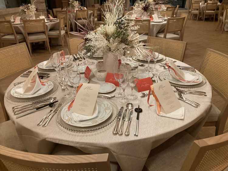 ナチュラル系披露宴会場のテーブルコーディネート。