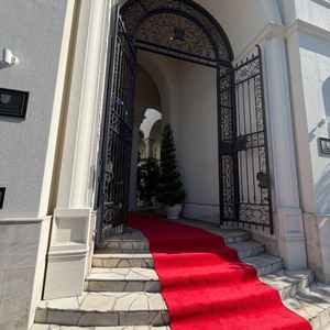 式場の入り口。赤色のカーペットと白色の建物の色味にメリハリがあってとても写真映えしそう。