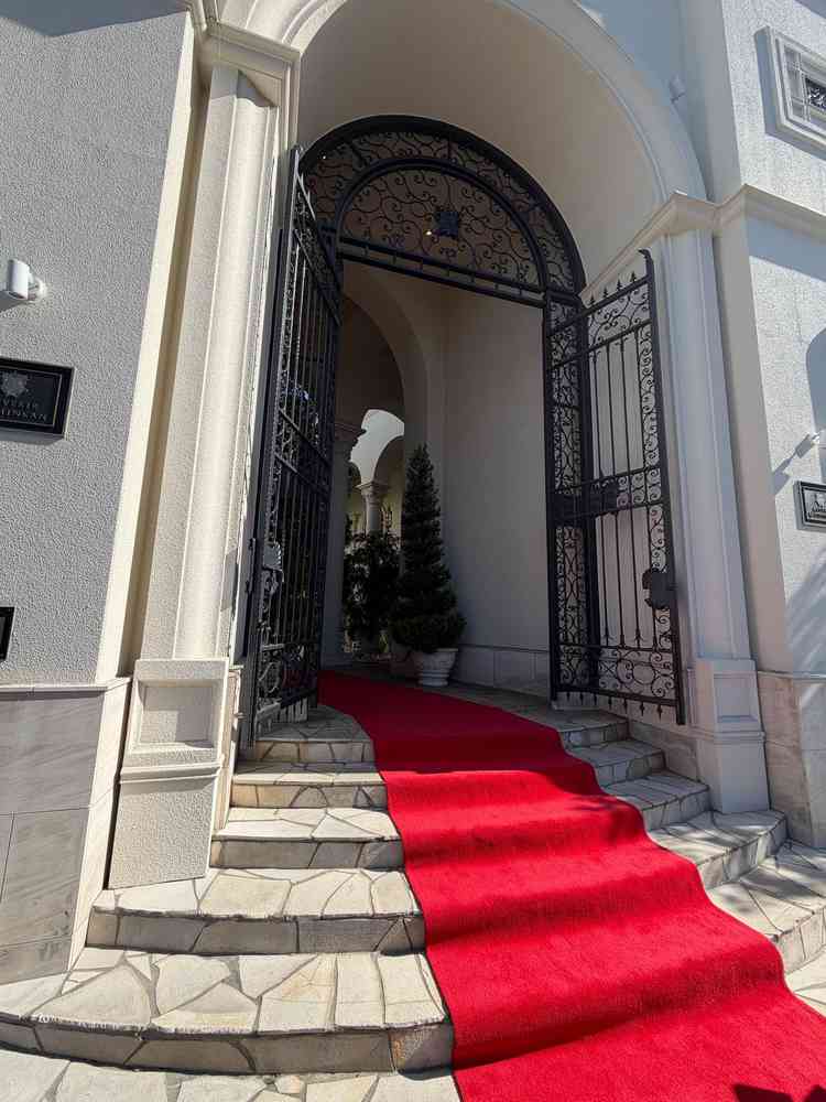 式場の入り口。赤色のカーペットと白色の建物の色味にメリハリがあってとても写真映えしそう。