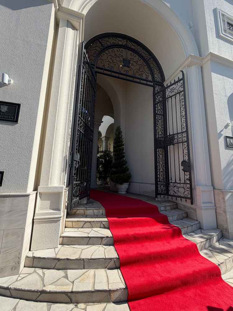 式場の入り口。赤色のカーペットと白色の建物の色味にメリハリがあってとても写真映えしそう。