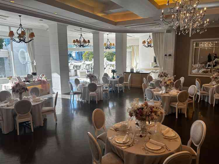 キュートなイメージの披露宴会場だけど甘すぎずちょうどいい感じだった