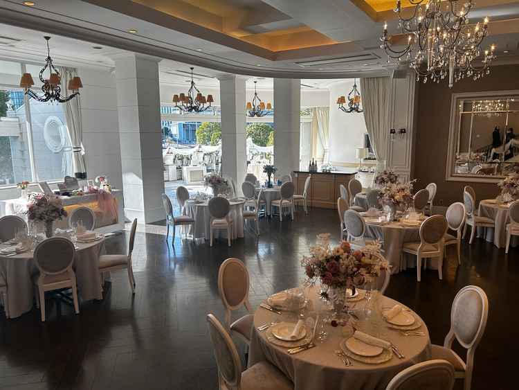 キュートなイメージの披露宴会場だけど甘すぎずちょうどいい感じだった