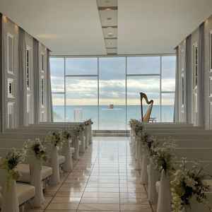 白を基調とした非常に明るいチャペルです。海が見える絶景です。