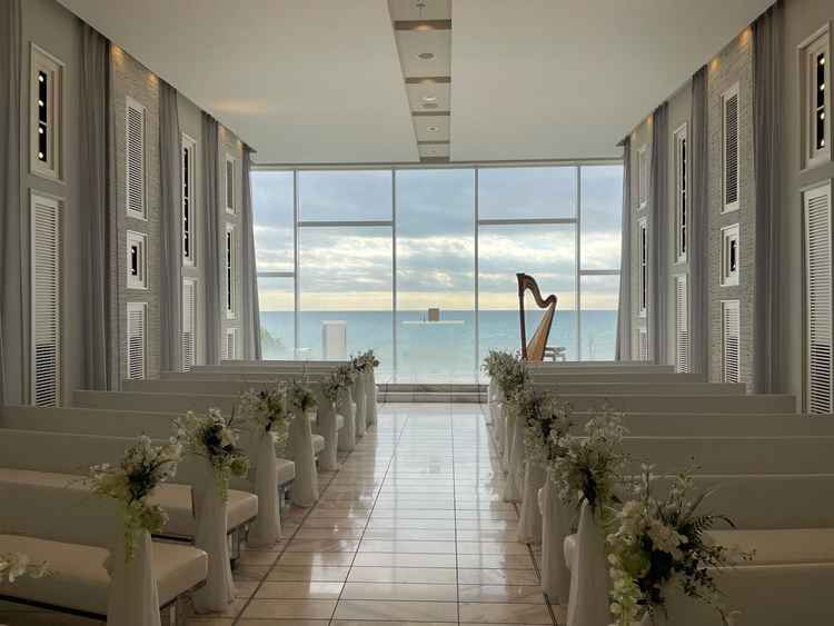 白を基調とした非常に明るいチャペルです。海が見える絶景です。