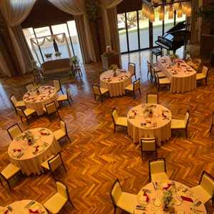 披露宴会場は広々としたおりました。木目の床がおしゃれだなと思いました。