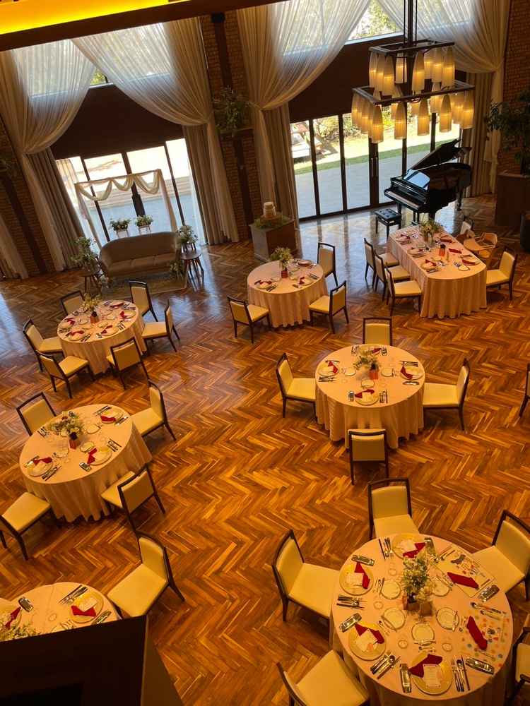 披露宴会場は広々としたおりました。木目の床がおしゃれだなと思いました。