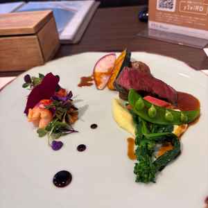 コース料理の試食。和とフレンチの融合とのことでお箸でも食べれるのがよかった。