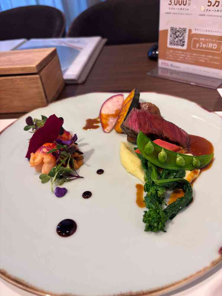 コース料理の試食。和とフレンチの融合とのことでお箸でも食べれるのがよかった。