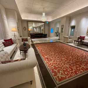 新郎新婦各々の家族待機部屋があり、待合スペースに鏡が多いので身だしなみも整えやすく開放感もありました