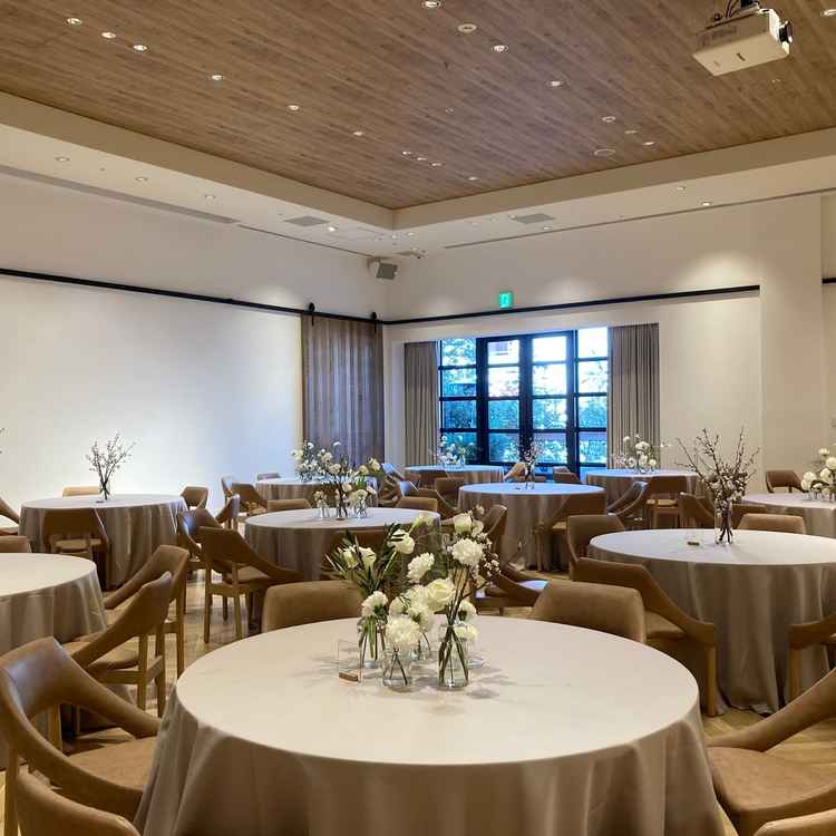 KEYAKIの披露宴会場。大きすぎないコンパクトな造りで、アットホームな雰囲気。