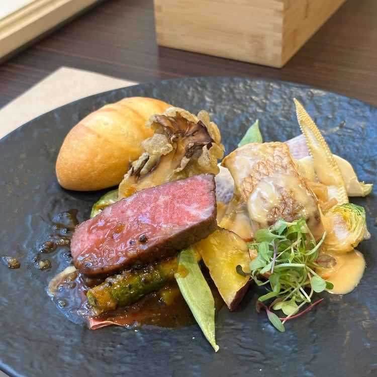 フェアの試食の神戸牛のローストと真鯛のポワレ。フランス三つ星店出身シェフの上質で洗練されたお料理。