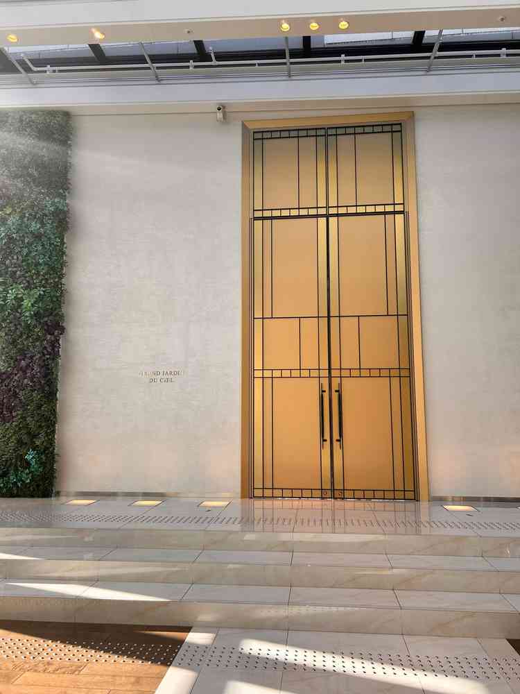 チャペルに入る扉がとても大きくて、とてもテンションが上がった。扉が開いた景色も綺麗でした。