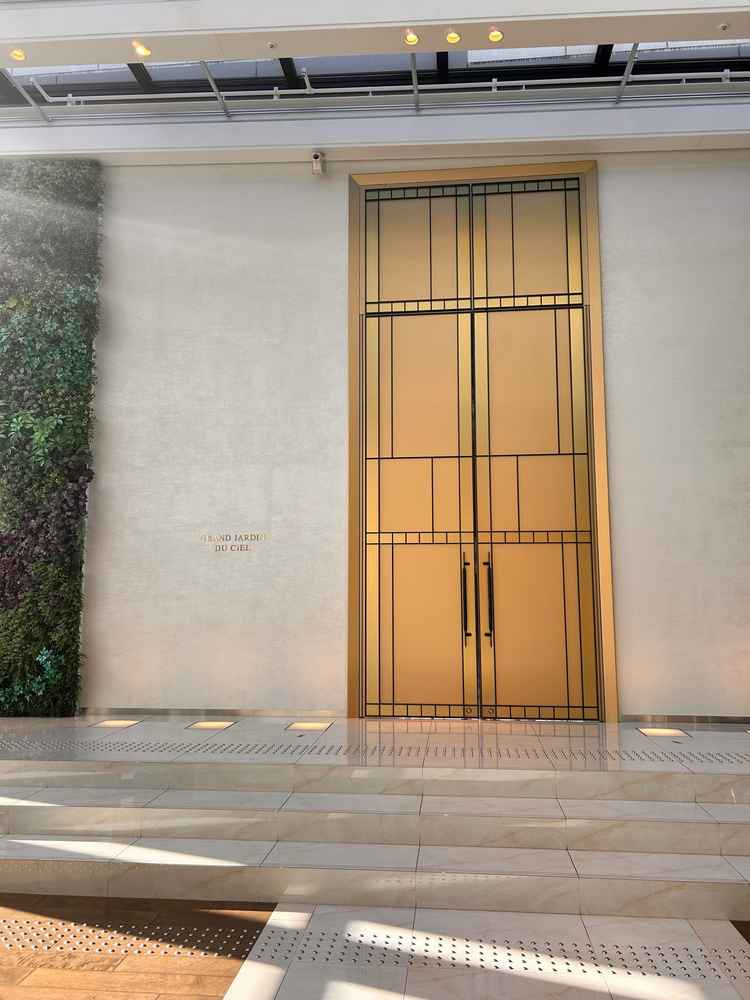 チャペルに入る扉がとても大きくて、とてもテンションが上がった。扉が開いた景色も綺麗でした。