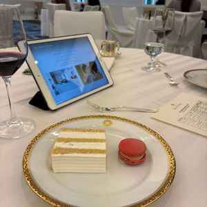 試食会でいただいたケーキやマカロンです。