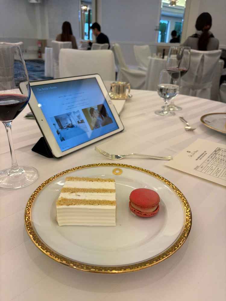 試食会でいただいたケーキやマカロンです。