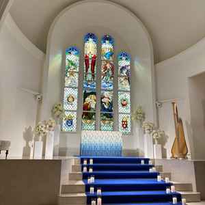 チャペル正面の大きなステンドグラスはもちろん、式の前に映像が上映できるのは魅力の一つ。