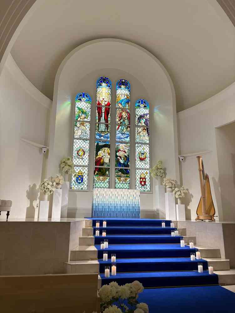 チャペル正面の大きなステンドグラスはもちろん、式の前に映像が上映できるのは魅力の一つ。