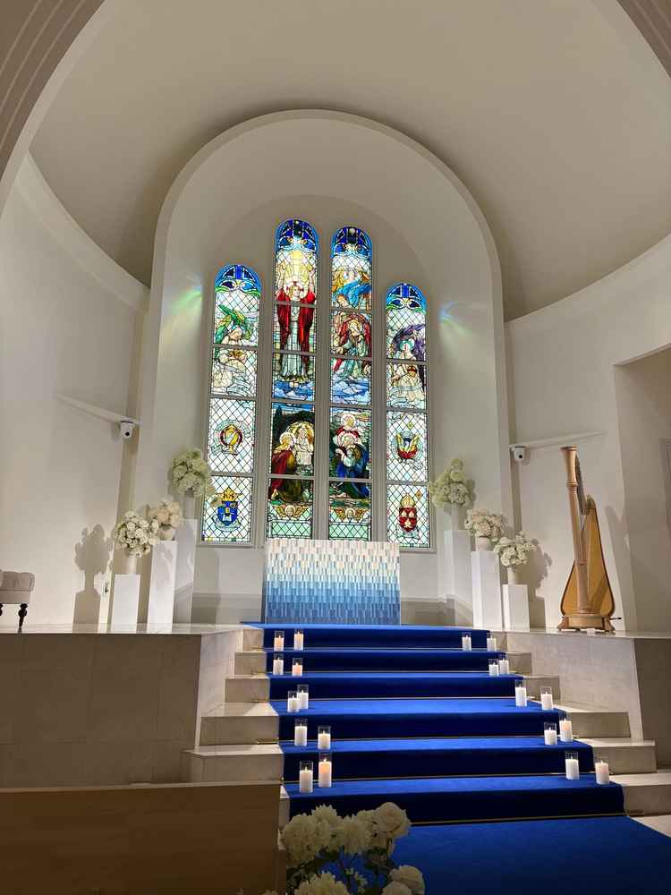 チャペル正面の大きなステンドグラスはもちろん、式の前に映像が上映できるのは魅力の一つ。