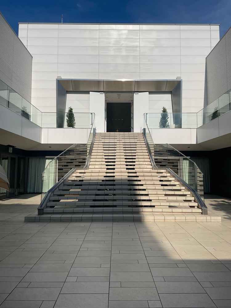 フラワーシャワーの階段