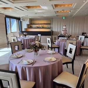 1番小さめの披露宴会場。窓があり明るさもあり。バーカウンターもありました。