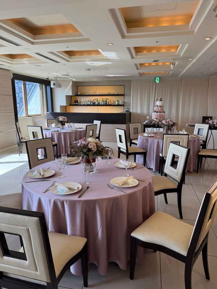 1番小さめの披露宴会場。窓があり明るさもあり。バーカウンターもありました。