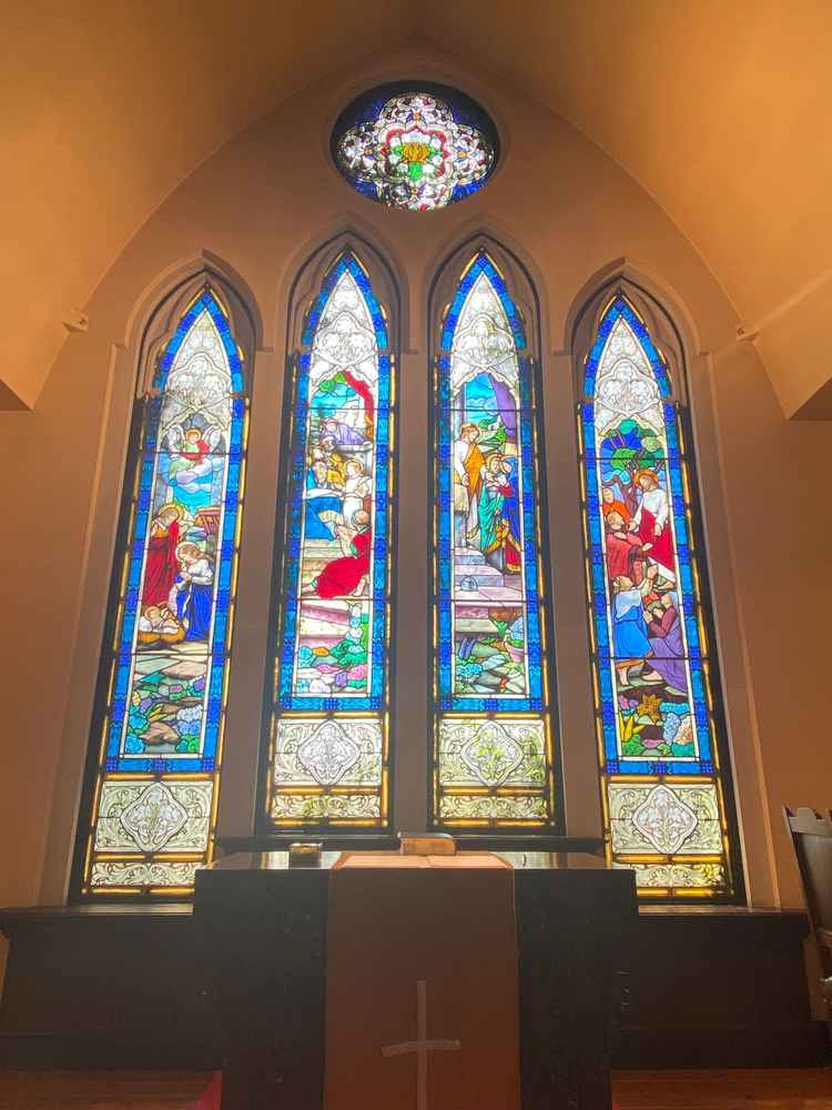 チャペルのステンドグラス。本物のステンドグラスでずっと眺めていたくなるほど美しいです。