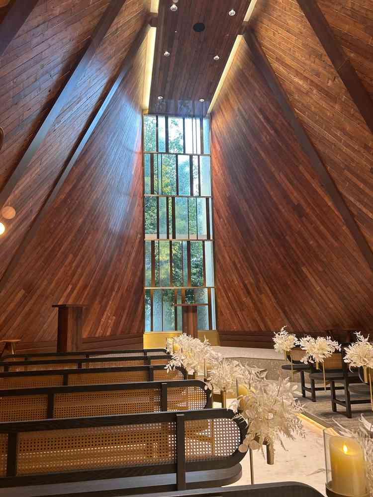 木のチャペル。雰囲気や匂い、光の加減など全てに魅了されました。