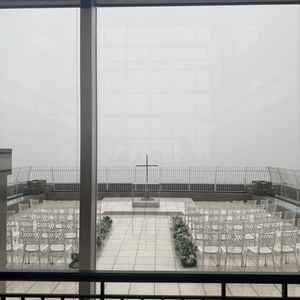 残念ながら雨。ビルが高すぎて雲の中です。これは運次第。