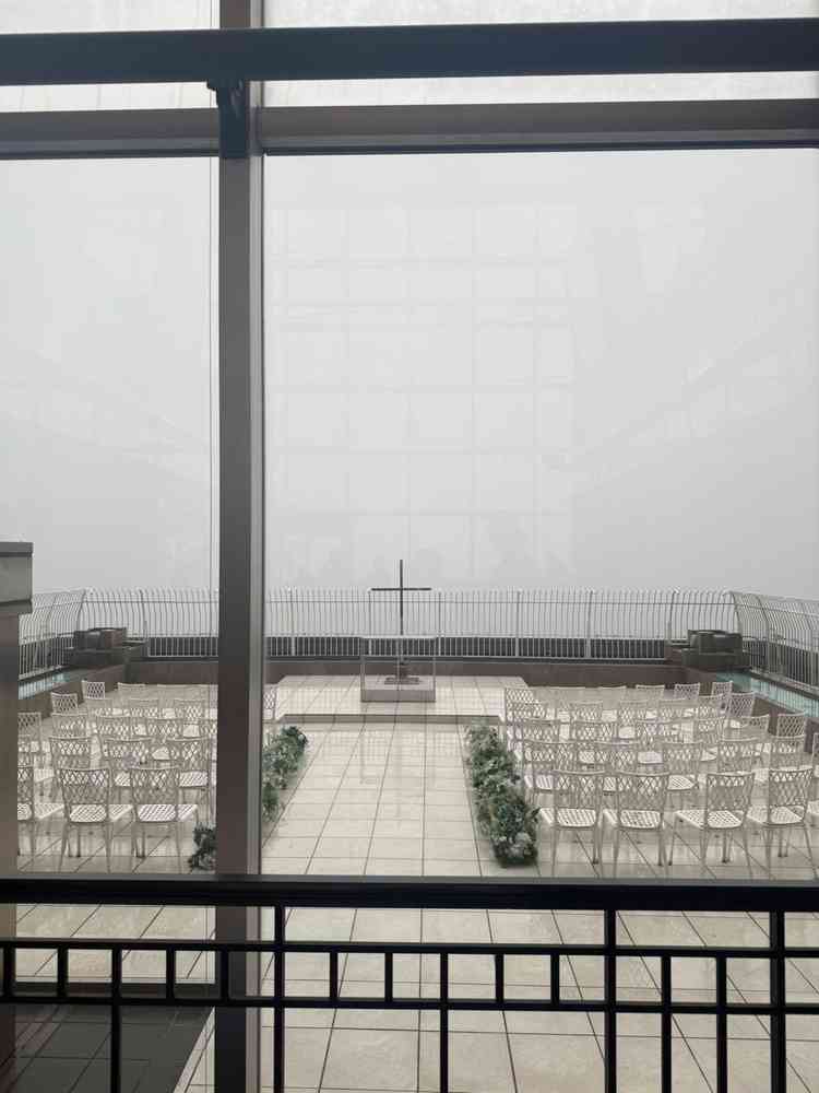 残念ながら雨。ビルが高すぎて雲の中です。これは運次第。