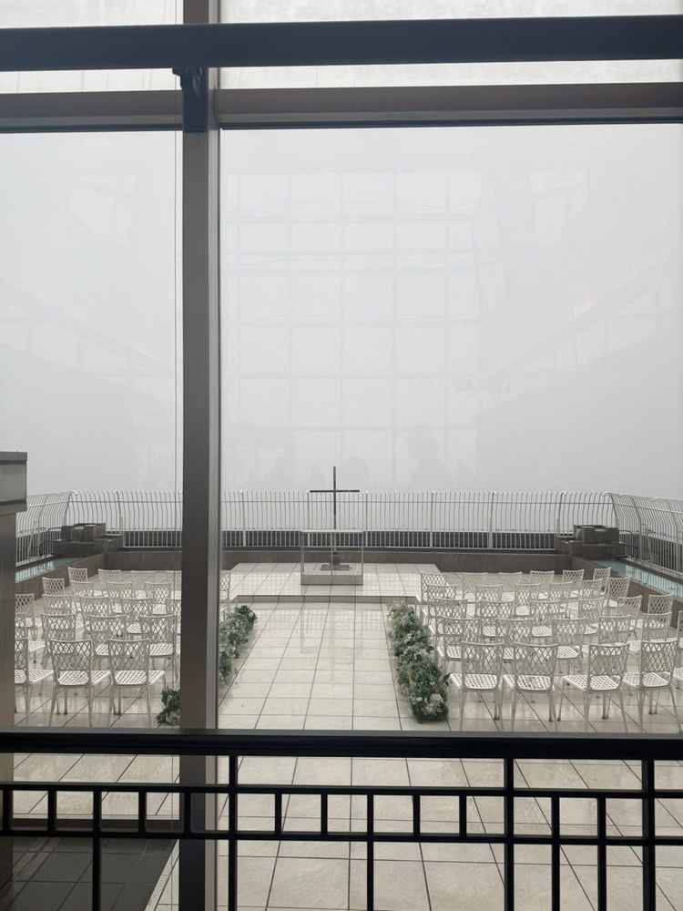 残念ながら雨。ビルが高すぎて雲の中です。これは運次第。