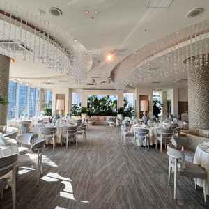 上階披露宴会場　収容人数目安が～60名であり、広すぎずアットホームな披露宴が可能。