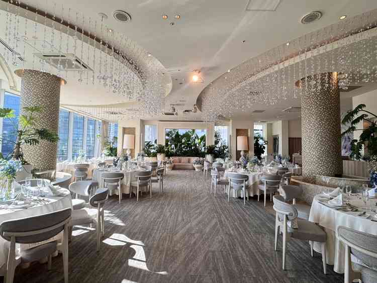 上階披露宴会場　収容人数目安が～60名であり、広すぎずアットホームな披露宴が可能。