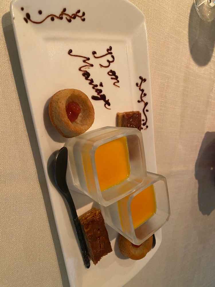 焼菓子2種とマンゴーフロマージュの三品デザート。焼き菓子のジュレは野菜のソースとは思えないほど美味。