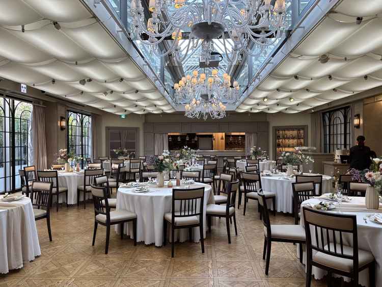 披露宴会場。天井がガラスになっているので全体的に明るく感じた