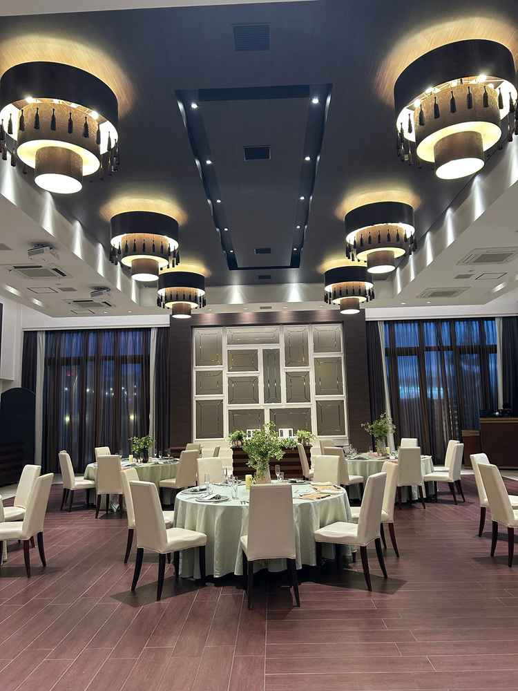 披露宴会場。広々としていて開放感がありました。ドレス姿で移動する際に動きやすそうだなと思いました。