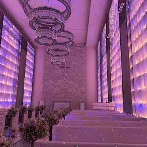 チャペルの内観。白色だけでなく、青色や紫色ライトアップもでき、雰囲気を変えられるところが素敵でした。